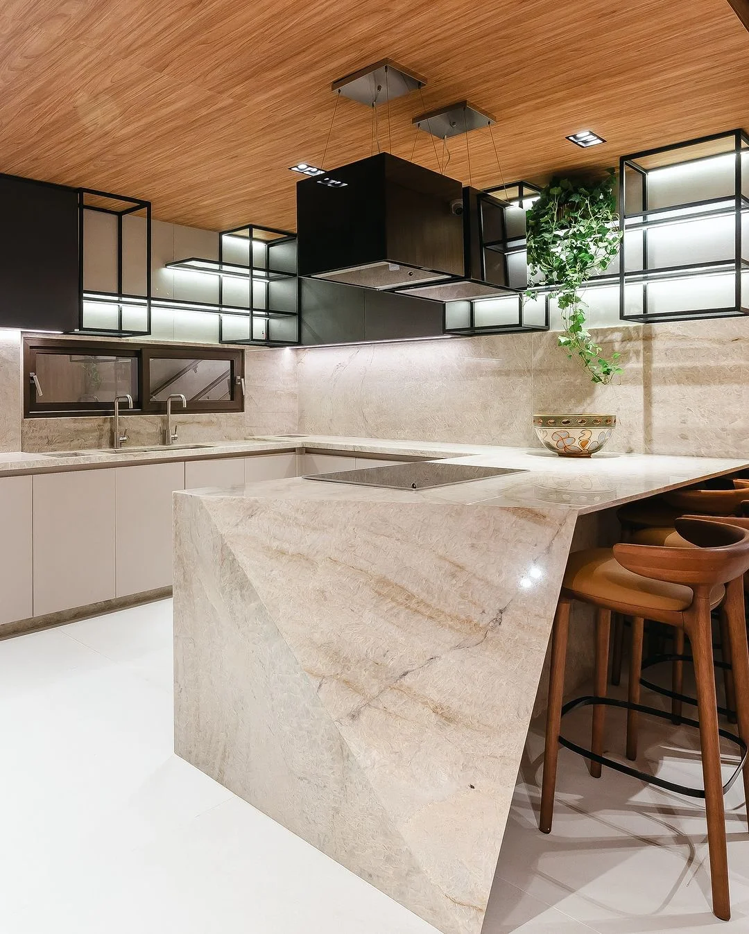 Escritório moderno decorado com design de interiores pela Hellon Arquitetura