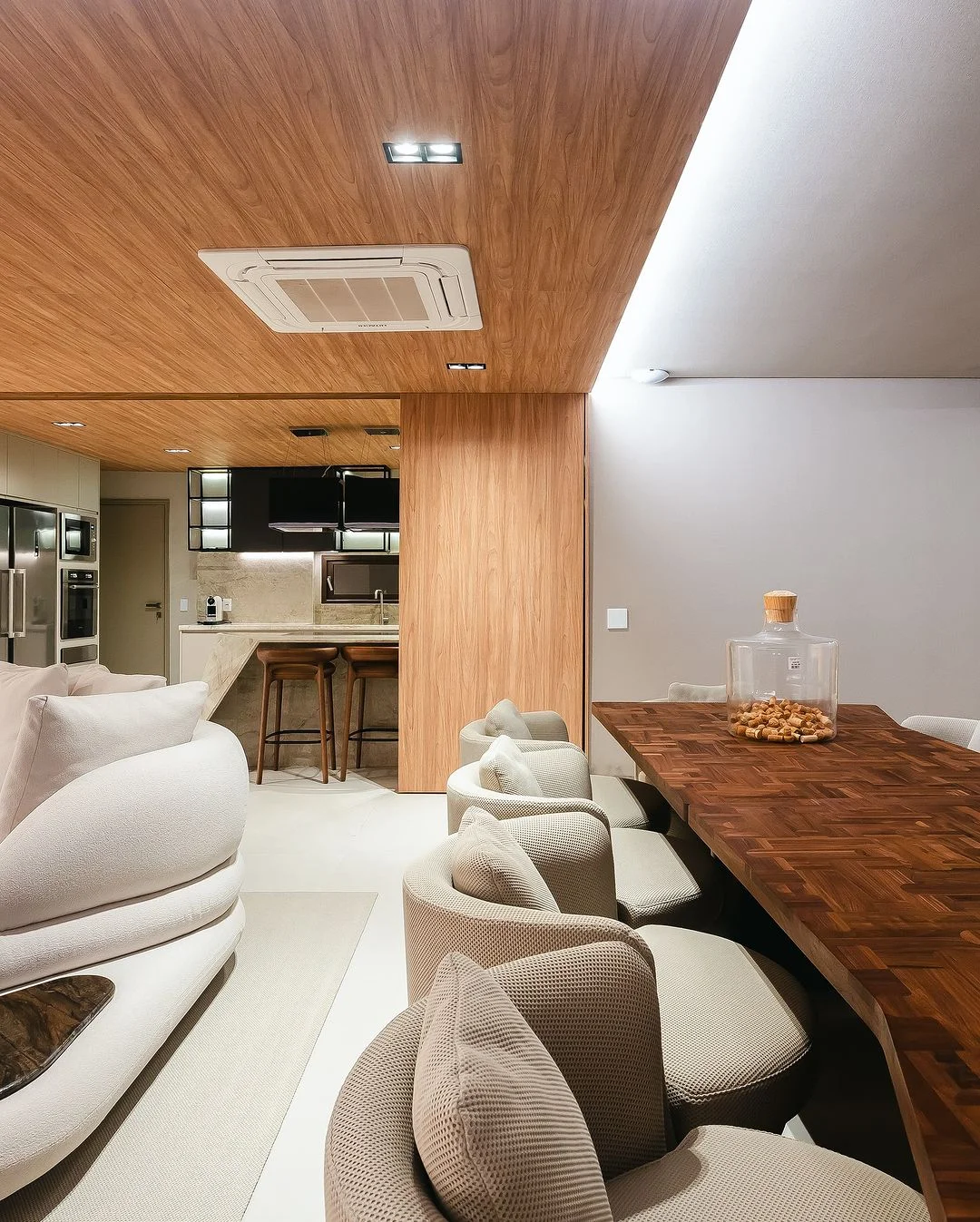 Sala de estar aconchegante projetada pela Hellon Arquitetura