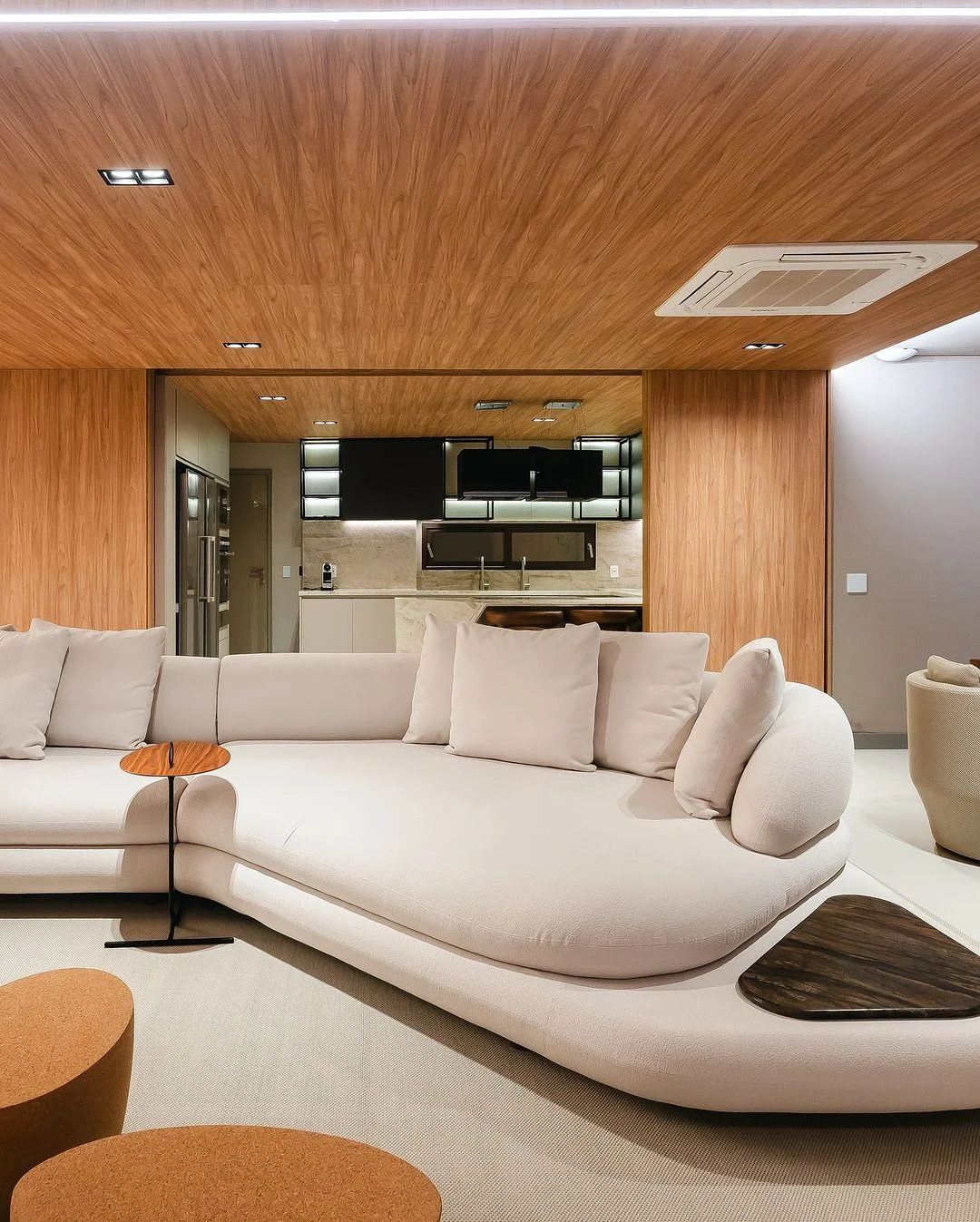 Ambiente residencial decorado com design de interiores pela Hellon Arquitetura